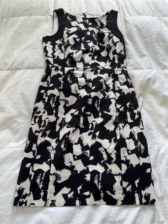 Dresses & Skirts - Black & White Abstract Print Sleeveless Dress